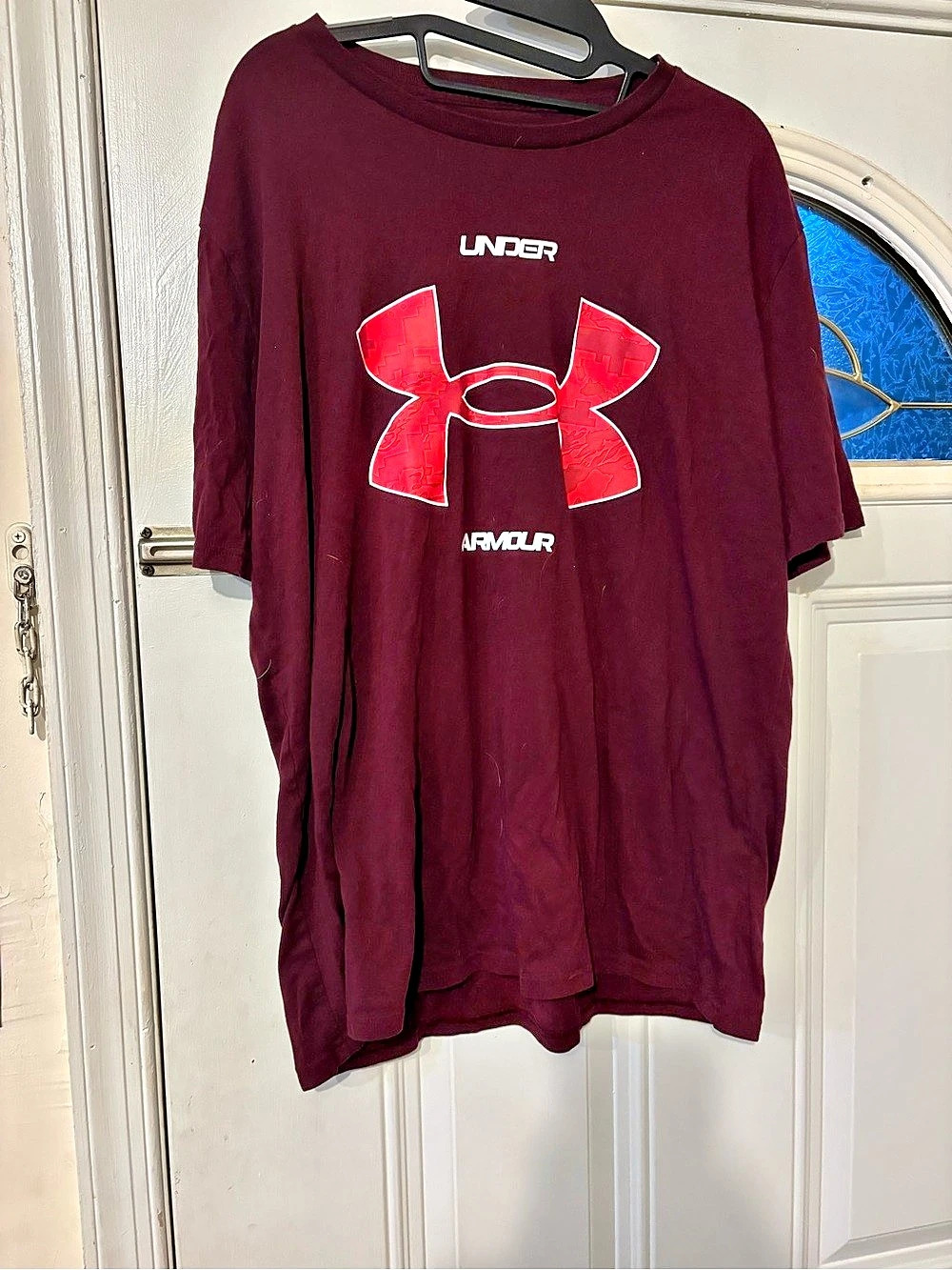 Under Armour Men's Graphic T-Shirt in Burgundy